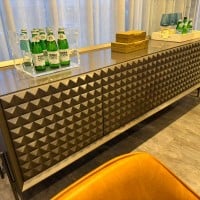 Buffet Hórus com Portas Facetadas Gaveteiro Interno Base Madeira Jequitibá Design by Studio 3 Design
