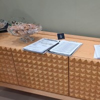 Buffet Dórios com Portas Facetadas Gaveteiro Interno Base Madeira Jequitibá Design by Studio 3 Design