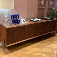 Buffet Hórus com Portas Facetadas Gaveteiro Interno Base Madeira Jequitibá Design by Studio 3 Design