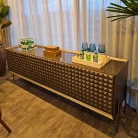 Buffet Hórus com Portas Facetadas Gaveteiro Interno Base Madeira Jequitibá Design by Studio 3 Design