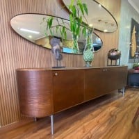 Buffet Hunna 4 Portas Estrutura Lâmina de Carvalho Pés Aço Carbono Design by Ampezzan e Maciel Arquitetos