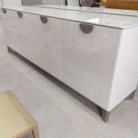 Buffet Khepri 4 Portas Estrutura e Detalhes em Laca Metalizado Design by Ampezzan e Maciel Arquitetos