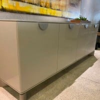 Buffet Khepri 4 Portas Estrutura e Detalhes em Laca Metalizado Design by Ampezzan e Maciel Arquitetos
