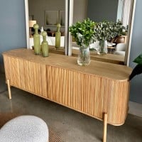 Buffet Raya Tampo Lâmina Cinamomo Estrutura Madeira de Manejo Design by Studio 3 Design