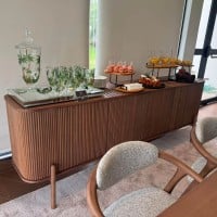 Buffet Raya Tampo Lâmina Cinamomo Estrutura Madeira de Manejo Design by Studio 3 Design