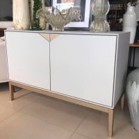 Buffet Thalass 2 Portas Acabamento em Lâmina de Carvalho Base e Detalhes em Laca Metalizado Design by Ampezzan e Maciel Arquitetos