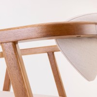Cadeira Inari Estofada Estrutura Madeira Eucalipto Design Exclusivo Acabamento Premium
