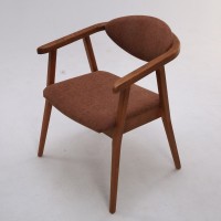 Cadeira Inari Estofada Estrutura Madeira Eucalipto Design Exclusivo Acabamento Premium