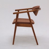 Cadeira Inari Estofada Estrutura Madeira Eucalipto Design Exclusivo Acabamento Premium