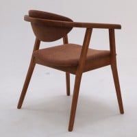 Cadeira Inari Estofada Estrutura Madeira Eucalipto Design Exclusivo Acabamento Premium