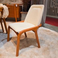 Cadeira Janyus Estofado Anatômico Encosto em Relevo Estrutura em Madeira Eucalipto Design Jhoel Silva
