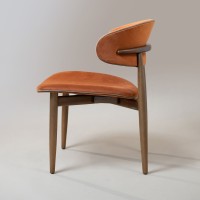Cadeira Killa Encosto Curvo em Multilaminado Pés em Madeira Eucalipto Reflorestada