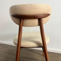 Cadeira Lila Encosto Anatômico Base Madeira Design Contemporâneo