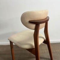 Cadeira Lila Encosto Anatômico Base Madeira Design Contemporâneo