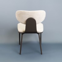 Cadeira Théya Encosto Curvo com Aplique em Madeira Estrutura em Multilaminado Pés em Metal Design by Pedro Mendes