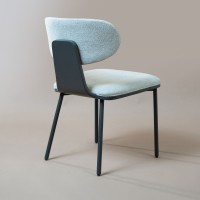 Cadeira Théya Encosto Curvo com Aplique em Madeira Estrutura em Multilaminado Pés em Metal Design by Pedro Mendes