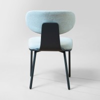 Cadeira Théya Encosto Curvo com Aplique em Madeira Estrutura em Multilaminado Pés em Metal Design by Pedro Mendes