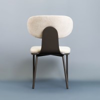 Cadeira Théya Encosto Curvo com Aplique em Madeira Estrutura em Multilaminado Pés em Metal Design by Pedro Mendes