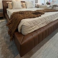 Cama Lecce Estofada Detalhes em Gomado Vertical