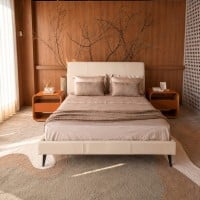Cama Rubra Couro Legítimo com Cabeceira Estofada e Pés Inclinados em Aço Carbono