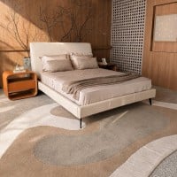 Cama Rubra Couro Legítimo com Cabeceira Estofada e Pés Inclinados em Aço Carbono