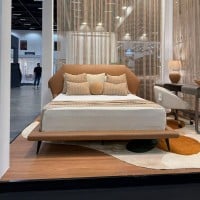 Cama Savelle em Couro Legítimo com Cabeceira Estofada e Pés Inclinados em Aço Carbono
