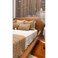 Cama Savelle em Couro Legítimo com Cabeceira Estofada e Pés Inclinados em Aço Carbono
