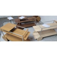 Carrinho de Bebidas Emyra Tampos e Rodas com Acabamento Laminado Detalhe Alça Madeira Tingida Pés e Estrutura em Metal com Pintura Epóxi