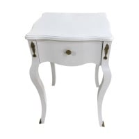 Mesa de Cabeceira Shefield com Gaveta Pés Luís XV Estrutura Madeira Maciça Pintura Laca e Apliques de Metal