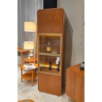 Cristaleira Miratus Portas em Vidro Canelado com Moldura Dourada Iluminação LED e Estrutura em Eucalipto Laminado