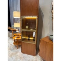 Cristaleira Miratus Portas em Vidro Canelado com Moldura Dourada Iluminação LED e Estrutura em Eucalipto Laminado