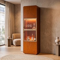 Cristaleira Miratus Portas em Vidro Canelado com Moldura Dourada Iluminação LED e Estrutura em Eucalipto Laminado