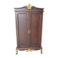 Cristaleira Provençal II com 2 Portas Estrutura em Madeira Maciça Eucalipto Detalhes Entalhados em Dourado Pés Luís XV