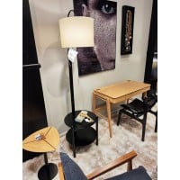 Luminária com Mesa Auxiliar Meron Detalhe em Aço Carbono Preto Estrutura Madeira Eucalipto