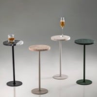 Mesa de Apoio Pitie Tampo Redondo em Mármore Base em Aço Carbono e Haste em Alumínio