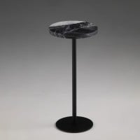 Mesa de Apoio Pitie Tampo Redondo em Mármore Base em Aço Carbono e Haste em Alumínio