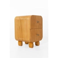 Mesa de Cabeceira Martini com 2 Gavetas em Lâmina de Madeira e Pés Esculpidos em Madeira Tauari Design by M7 Estúdio