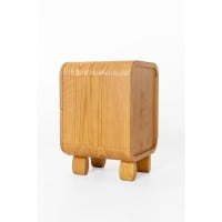 Mesa de Cabeceira Martini com 2 Gavetas em Lâmina de Madeira e Pés Esculpidos em Madeira Tauari Design by M7 Estúdio