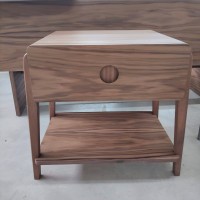 Mesa de Cabeceira Braggi com Gaveta Estrutura Lâmina de Carvalho Base Pés Madeira Design by Ampezzan e Maciel Arquitetos