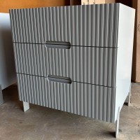 Mesa de Cabeceira Megara 3 Gavetas com Detalhe Frisado Pés com Pintura Metálica