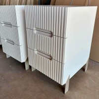 Mesa de Cabeceira Megara 3 Gavetas com Detalhe Frisado Pés com Pintura Metálica