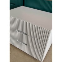Mesa de Cabeceira Megara 3 Gavetas com Detalhe Frisado Pés com Pintura Metálica