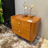Mesa de Cabeceira Mirari com 2 Gavetas Estrutura Madeira Eucalipto e Lâmina Natural de Jequitibá Base Aço Carbono Dourado Design by Jhoel Silva