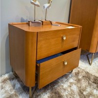 Mesa de Cabeceira Mirari com 2 Gavetas Estrutura Madeira Eucalipto e Lâmina Natural de Jequitibá Base Aço Carbono Dourado Design by Jhoel Silva
