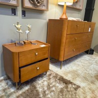 Mesa de Cabeceira Mirari com 2 Gavetas Estrutura Madeira Eucalipto e Lâmina Natural de Jequitibá Base Aço Carbono Dourado Design by Jhoel Silva