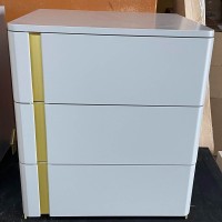 Mesa de Cabeceira Delos 3 Gavetas Puxador Cava e Pés com Pintura Metálica Estrutura com Pintura Laqueada