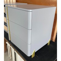 Mesa de Cabeceira Delos 3 Gavetas Puxador Cava e Pés com Pintura Metálica Estrutura com Pintura Laqueada