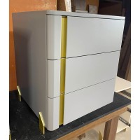 Mesa de Cabeceira Delos 3 Gavetas Puxador Cava e Pés com Pintura Metálica Estrutura com Pintura Laqueada