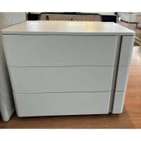 Mesa de Cabeceira Delos 3 Gavetas Puxador Cava e Pés com Pintura Metálica Estrutura com Pintura Laqueada