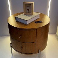 Mesa de Cabeceira Perla 2 Gaveta com Corpo Cilíndrico em Madeira e Pés Tubulares em Metal